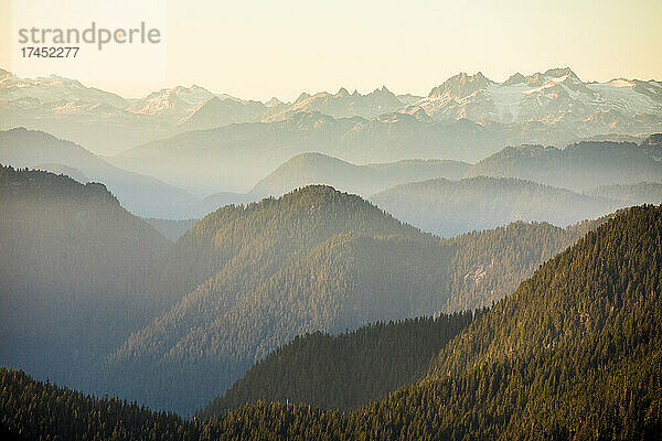 Malerischer Blick auf Bergschichten  British Columbia  Kanada.