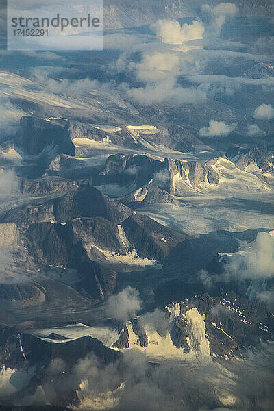 Vogelperspektive auf Gletscher und Berge  Baffin Island  Kanada.