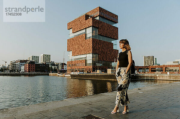 Touristin geht am Willem Dock Marina in Antwerpen spazieren