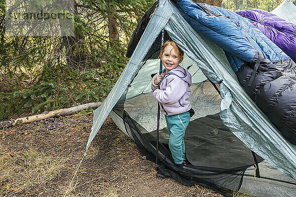 Glückliches Mädchen auf einem Campingausflug in der Eagles Nest Wilderness  Colorado
