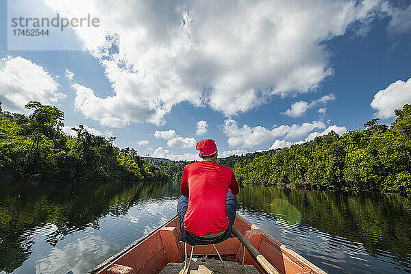 Mann erkundet den Tatai-Fluss auf einem Longtail-Boot in Kambodscha