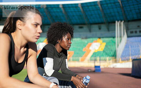 Afroamerikanische Sportlerin ruht sich in der Nähe einer Freundin aus