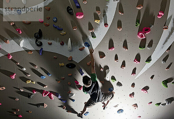 Kletterer beim Bouldern an der Indoor-Kletterwand in London