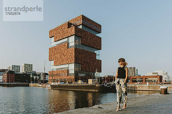 Touristin spaziert am Willem Dock Marina  Antwerpen  Flandern
