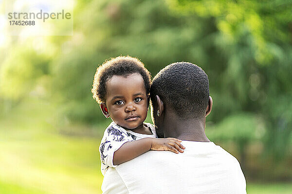 schönes afrikanisches Mädchen  das ihren Vater umarmt