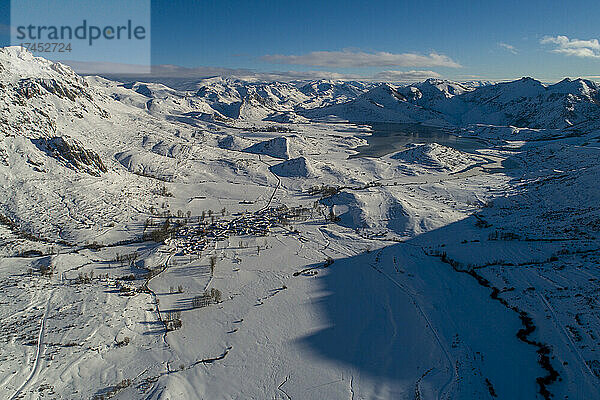 Verschneites Arbás-Tal aus der Luft