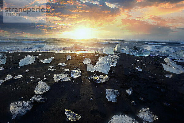 Wunderschöner Sonnenuntergang über dem berühmten Diamond Beach  Island