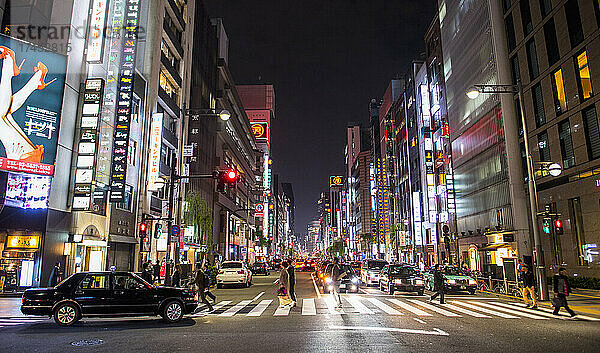 Kleine Straße in Tokio nach der Hauptverkehrszeit