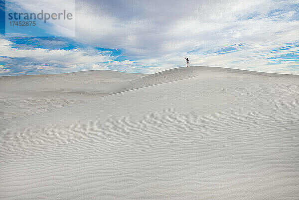 Mädchen auf unberührter Sanddüne im weißen Sand von New Mexico
