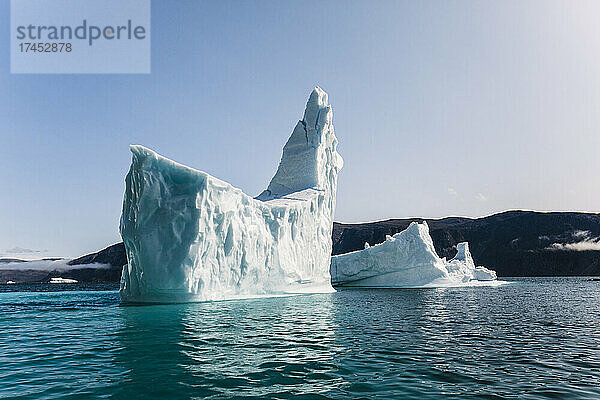 Eisberg in Form eines Schiffes  Klimawandel