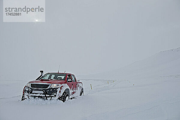 Maßgeschneiderter Pick-up-Truck fährt über einen Bergpass in der Nähe von Akureyri