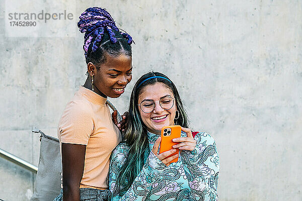 Trendige multiethnische lesbische Freundinnen machen Selfie auf dem Smartphone