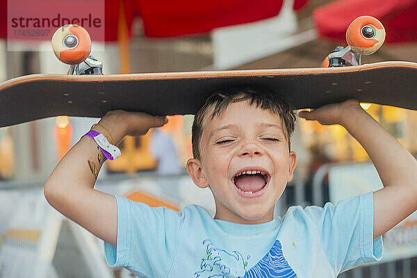 Kleiner Junge mit einem Skateboard