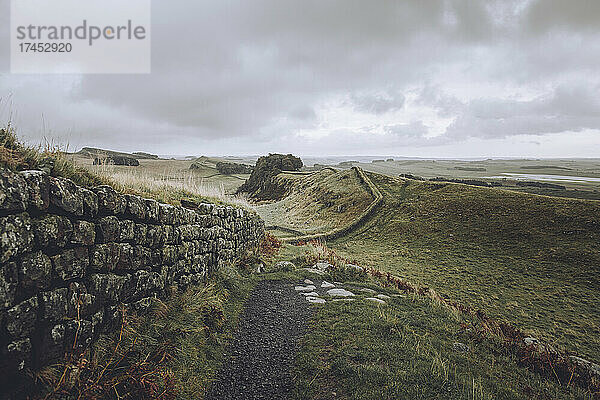 Eine endlose Landschaft entlang des Hadrianswalls im Vereinigten Königreich.