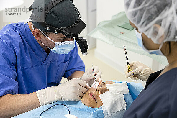 Plastische Chirurgie  Veränderung der Augenregion in einer medizinischen Klinik