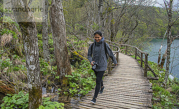 Frau erkundet den Nationalpark Plitvicer Seen