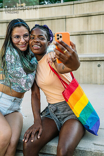 Gemischtrassiges lesbisches Paar macht ein Selfie