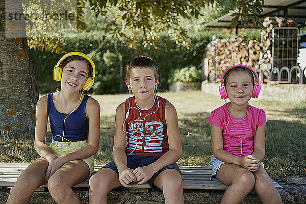 Drei Kinder lächeln dabei vor der Kamera
