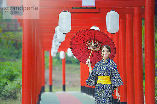 Asiatische Frau trägt japanischen traditionellen Kimono Japan