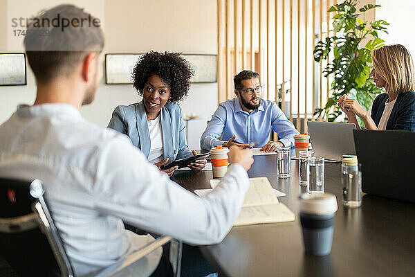 Verschiedene Kollegen Brainstorming während der Besprechung