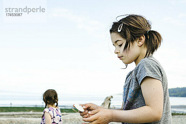 Seitenansicht eines jungen Mädchens am Strand von Seattle