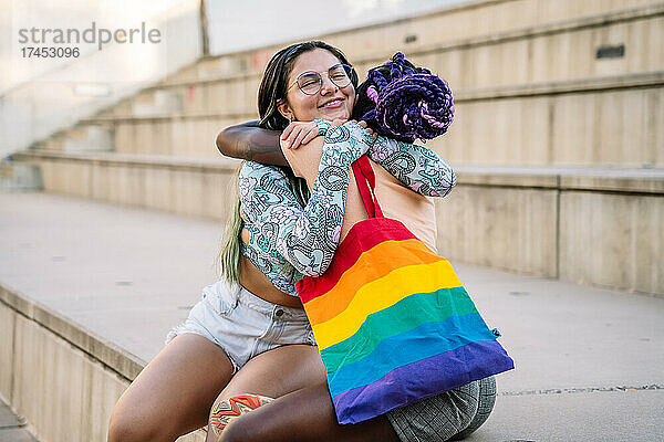 Glückliches interrassisches lesbisches Paar  das sich umarmt