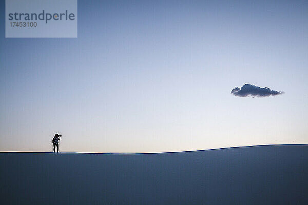 Silhouette des Fotografen und der Wolke  White Sands Nationalpark