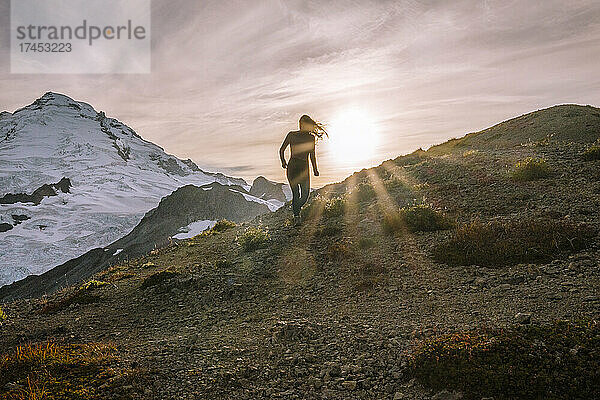 Silhouette einer Frau beim Wandern in Strumpfhosen vor dem Mount Baker