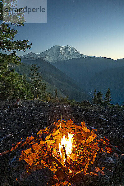Lagerfeuer mit majestätischem Blick auf den Mount Rainier