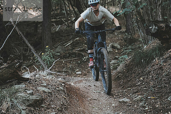 Nahaufnahme einer jungen Frau auf einem Mountainbike im Wald