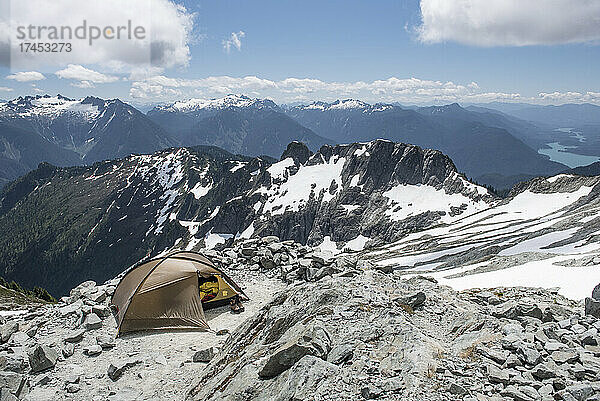 Ein Zelt hoch über dem Baker Lake im North Cascades National Park