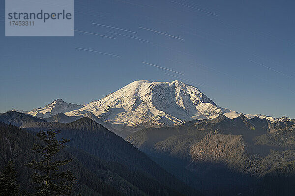 Nachtbelichtung des Mount Rainier mit Sternspuren