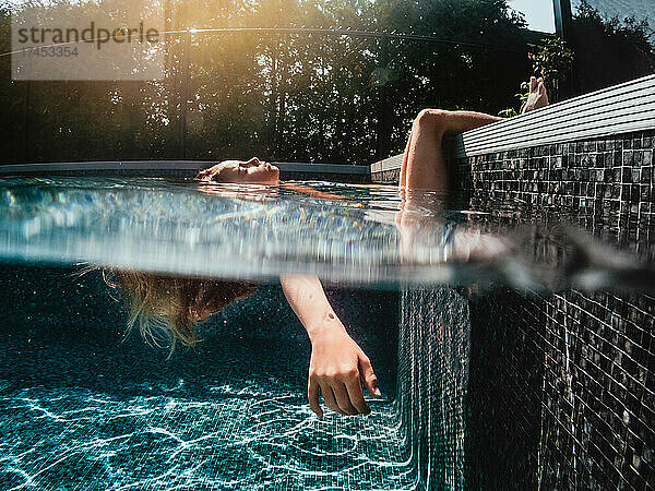 6 Jahre altes Mädchen entspannt und badet in einem Schwimmbad
