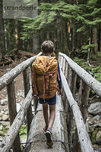 Ein Junge wandert durch den Wald in Glacier Peak Wilderness