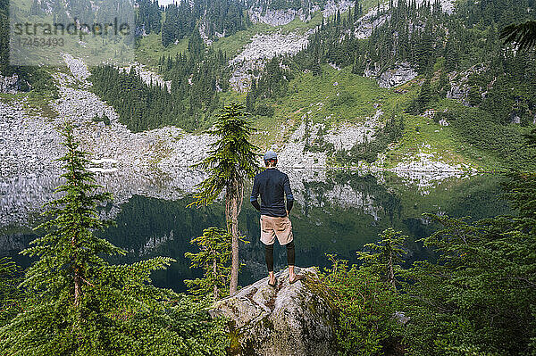 Wanderer genießen die ruhige Aussicht auf einen Alpensee in Washington