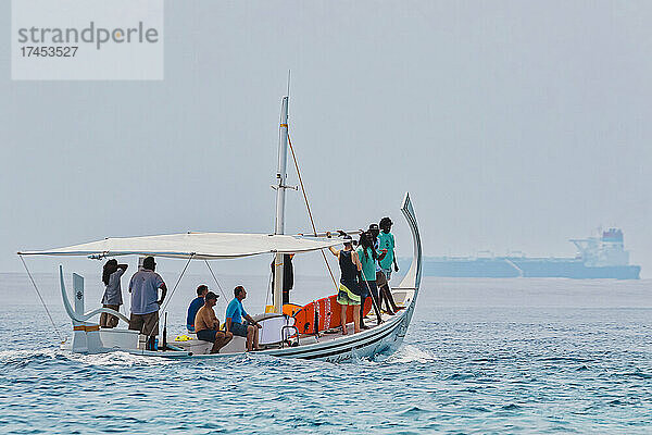 Surfer am Boot im Indischen Ozean  Malediven