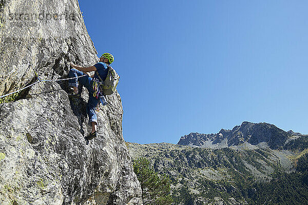 Mann klettert in Panticosa  Tena-Tal  Provinz Huesca  Spanien.