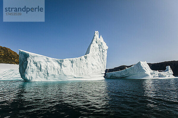 Eisberg schwimmt im Ozean in Form eines Schiffes