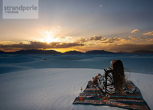 Böhmisches Mädchen entspannt sich bei Sonnenuntergang in White Sands  New Mexico