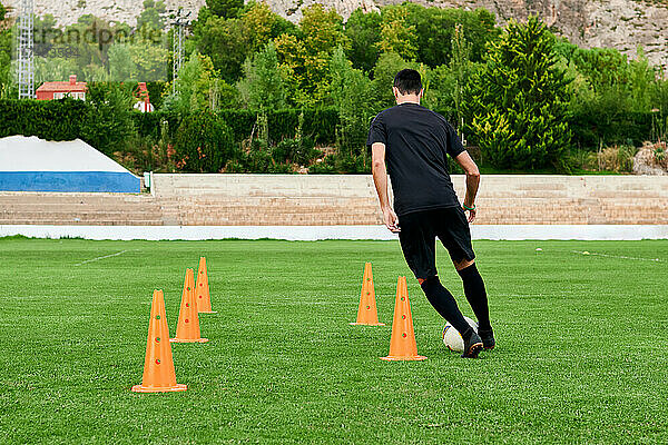 Ein Fußballspieler trainiert auf einem Fußballplatz