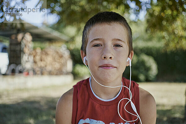 Vorderansicht eines Jungen  der Musik hört