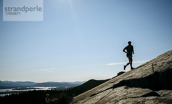 Man Trail verläuft auf einem Berg in der Nähe eines felsigen Gipfels  Greenville  Maine