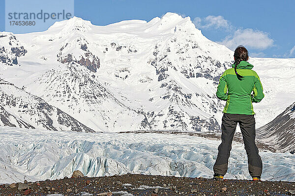 Frau blickt auf den Svinafellsjökull-Gletscher in Skaftafell / Island