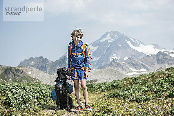 Ein Junge und sein Hund wandern in Glacier Peak Wilderness.