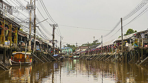 Leerer Kanal auf dem schwimmenden Markt in Amphawa