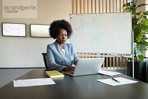 Afroamerikanische Geschäftsfrau  die Laptop verwendet