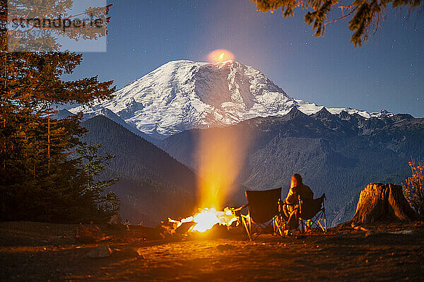 Der helle Schein eines Lagerfeuers mit Mount Rainier