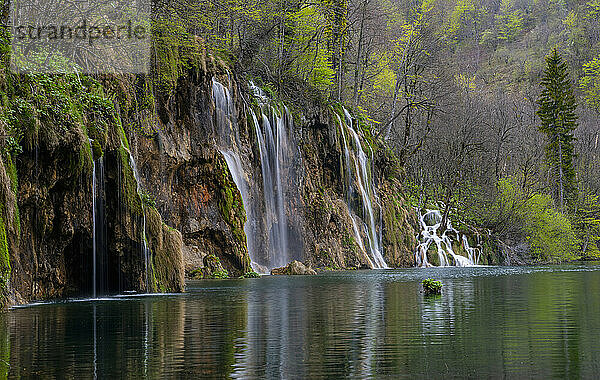 Wunderschöner Wasserfall im Nationalpark Plitvicer Seen