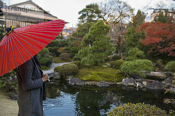 Frau bewundert den traditionellen japanischen Zen-Garten in Kyoto