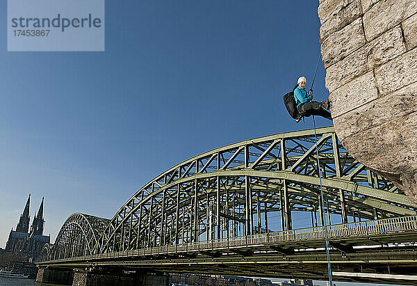 Bergsteiger beim Abstieg auf der Hohenzollernbrücke in der Stadt Köln